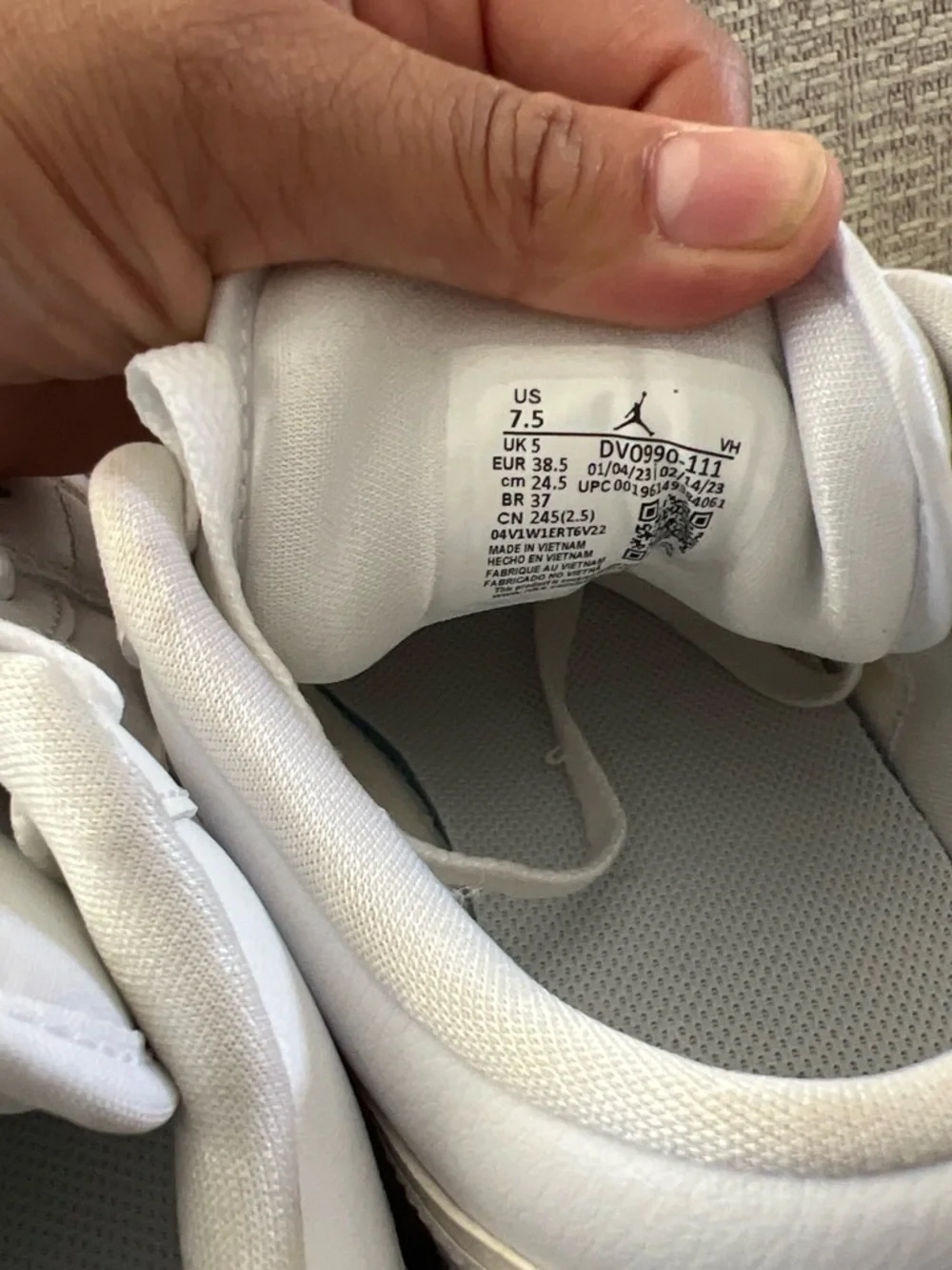 Jordan Men’s White Low-Top Sneakers zise 7.5